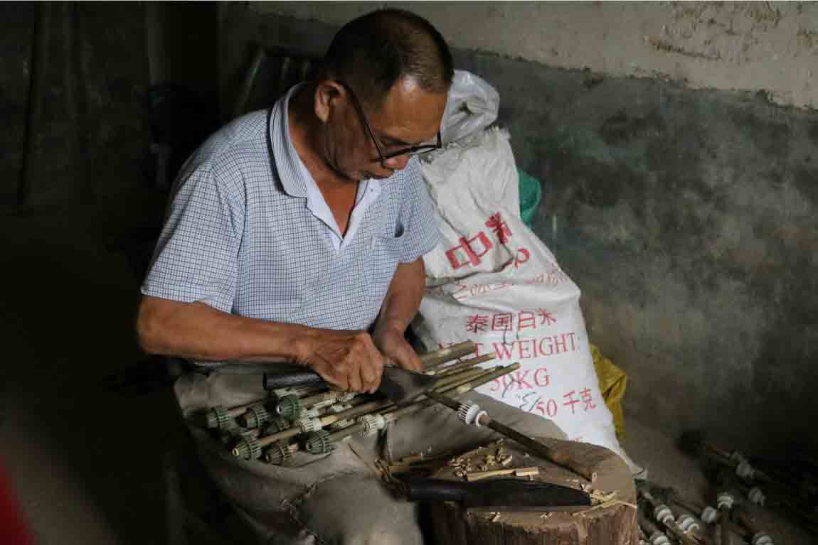 走访当地小作坊，采访制作跳子的匠人.jpg