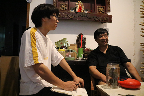实践队员正在采访“竹缘伞业”工厂老板赵文超先生，了解纸伞工艺现状.JPG
